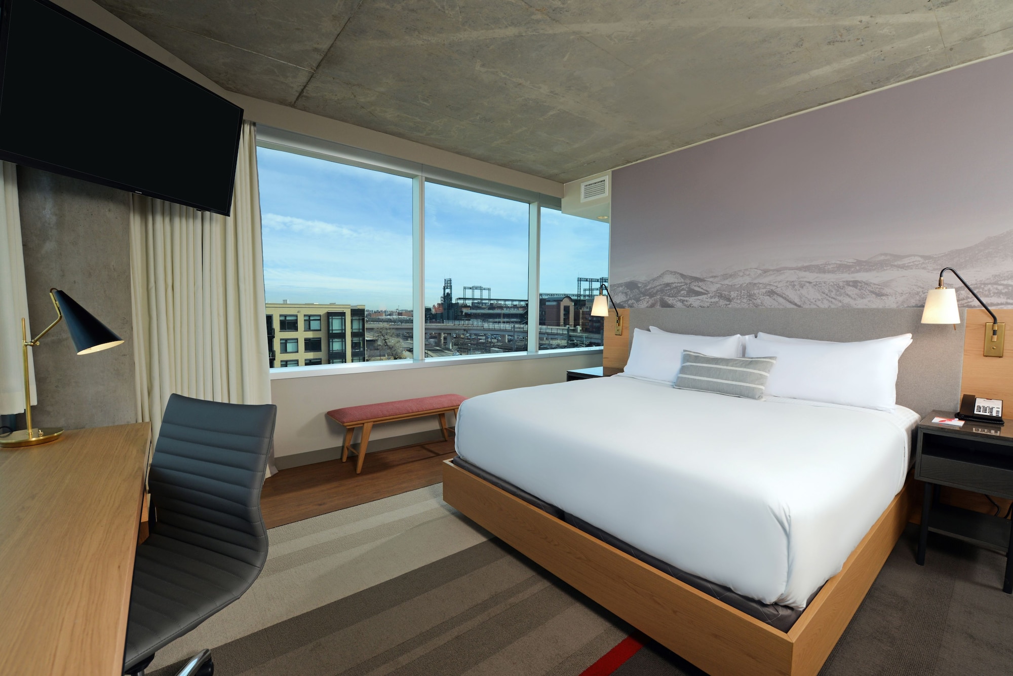 Expanded, Standard, King Bed, City View، Hotel Indigo Denver Downtown - Union Station, an IHG Hotel 4/10