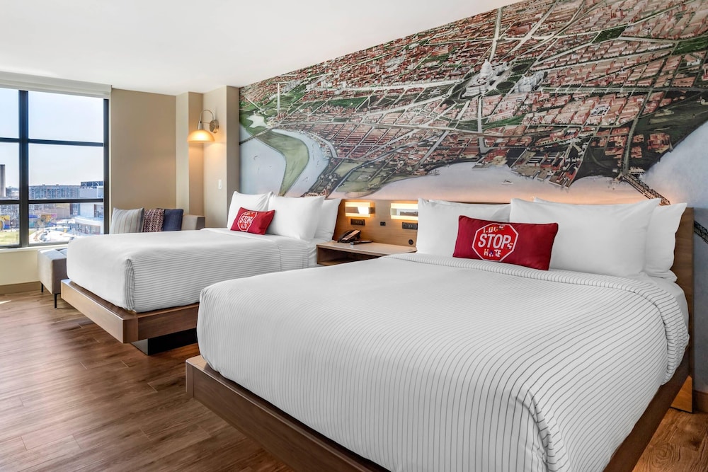 DELUXE, QUADRUPLE, 2 QUEEN BEDS