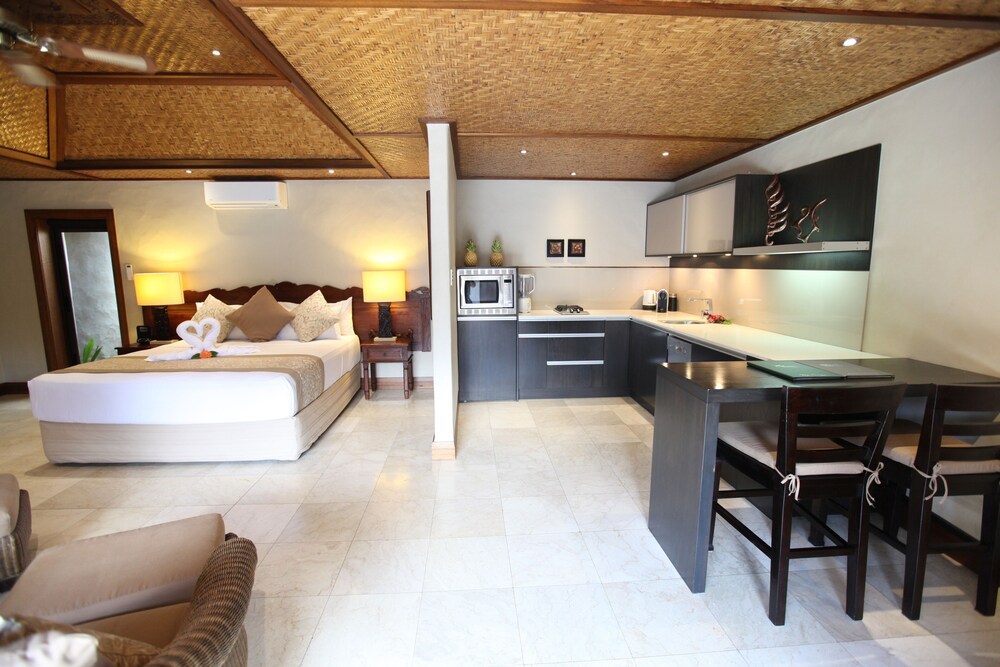 POOL, SUITE, VILLA