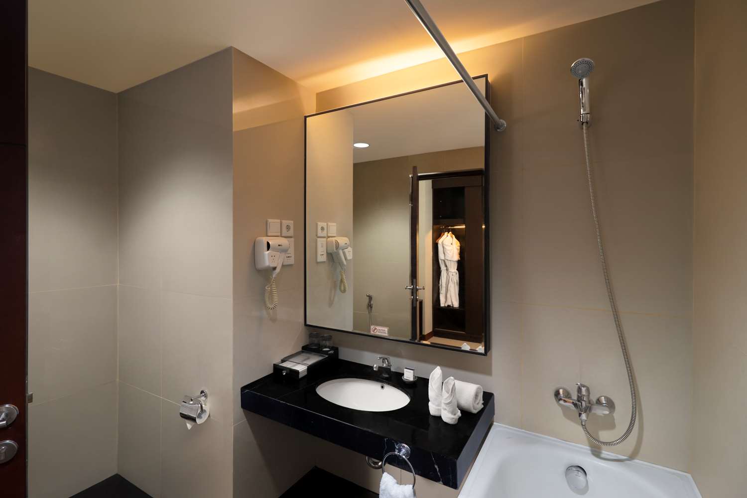 Suite, King Bed, Sea View, Bathtub