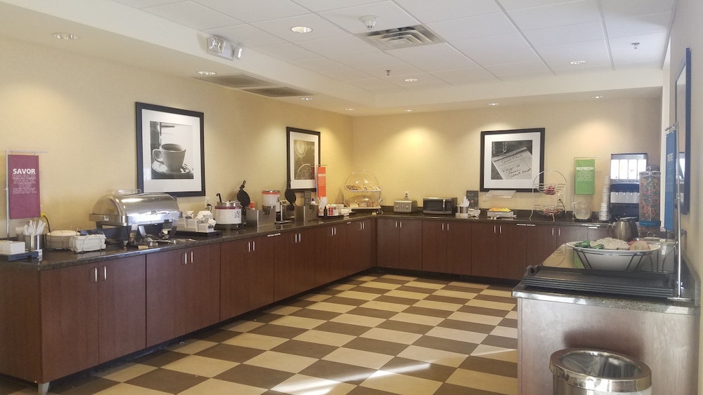 Hampton Inn Suites Pueblo North 8/42