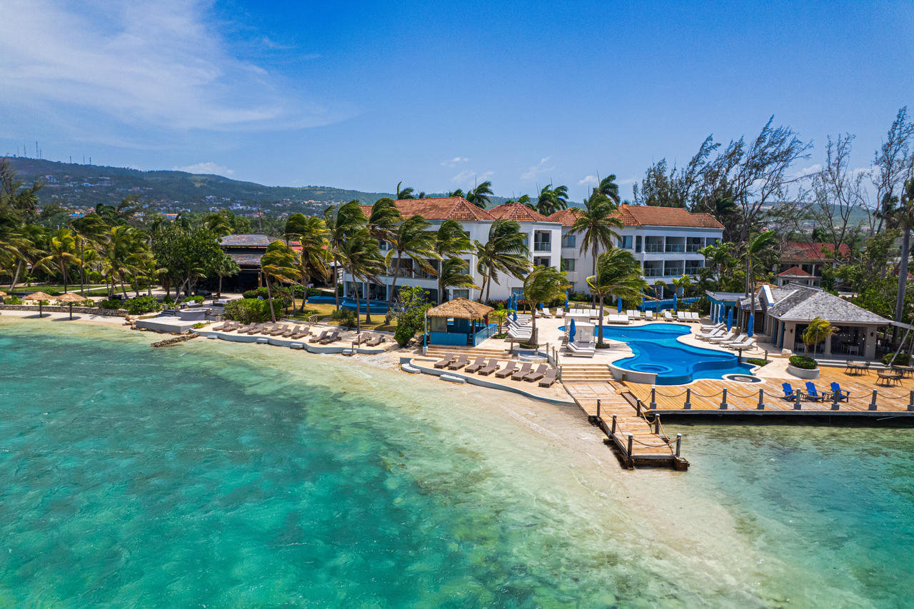 Coyaba Beach Resort & Club 23/26