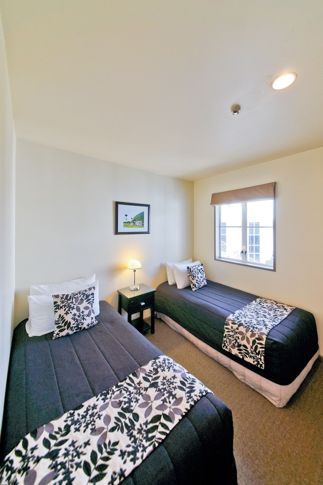 Pavilions Hotel 23/69