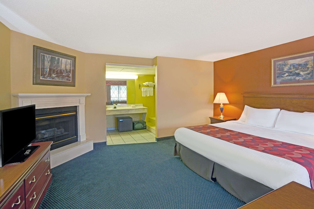 Super 8 by Wyndham Downtown Gatlinburg at Convention Center 18/23