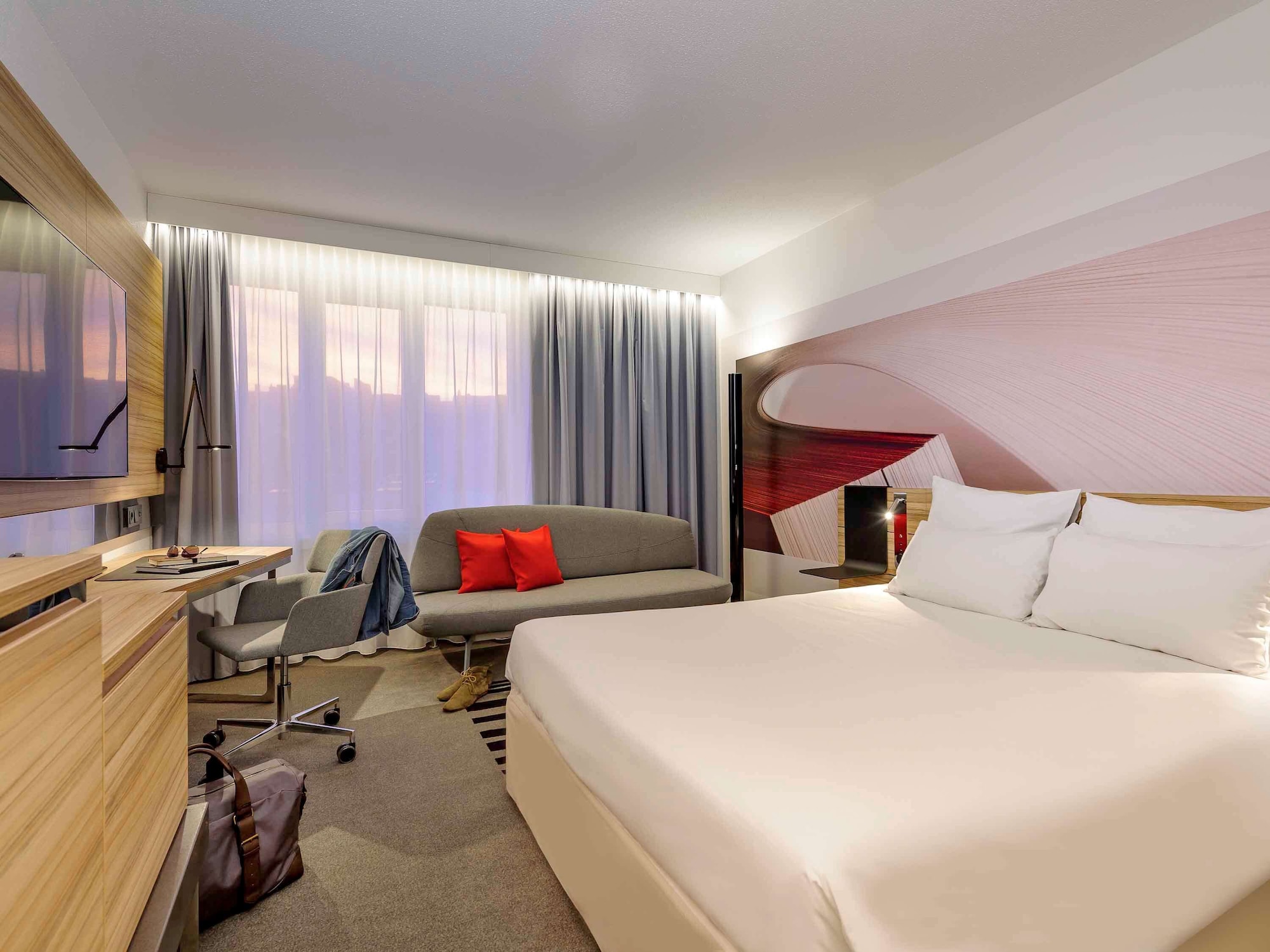STANDARD, QUEEN BED, SOFA
