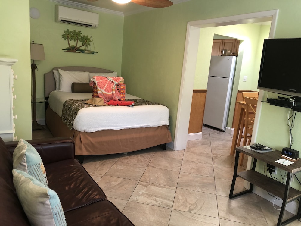 Tropical Beach Resorts 25/79