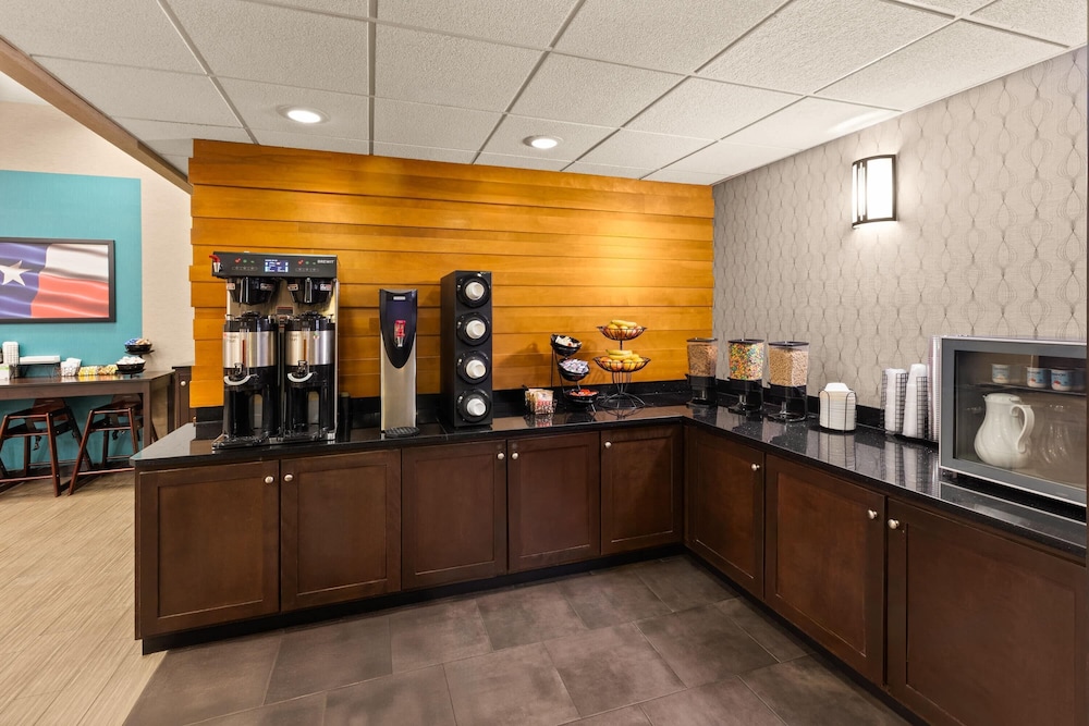 Heritage Inn Suites San Antonio Airpt, Trademark by Wyndham 10/60