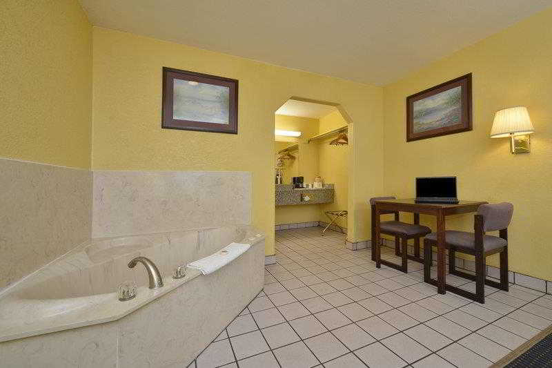 Best Western Gun Barrel City Inn 26/27