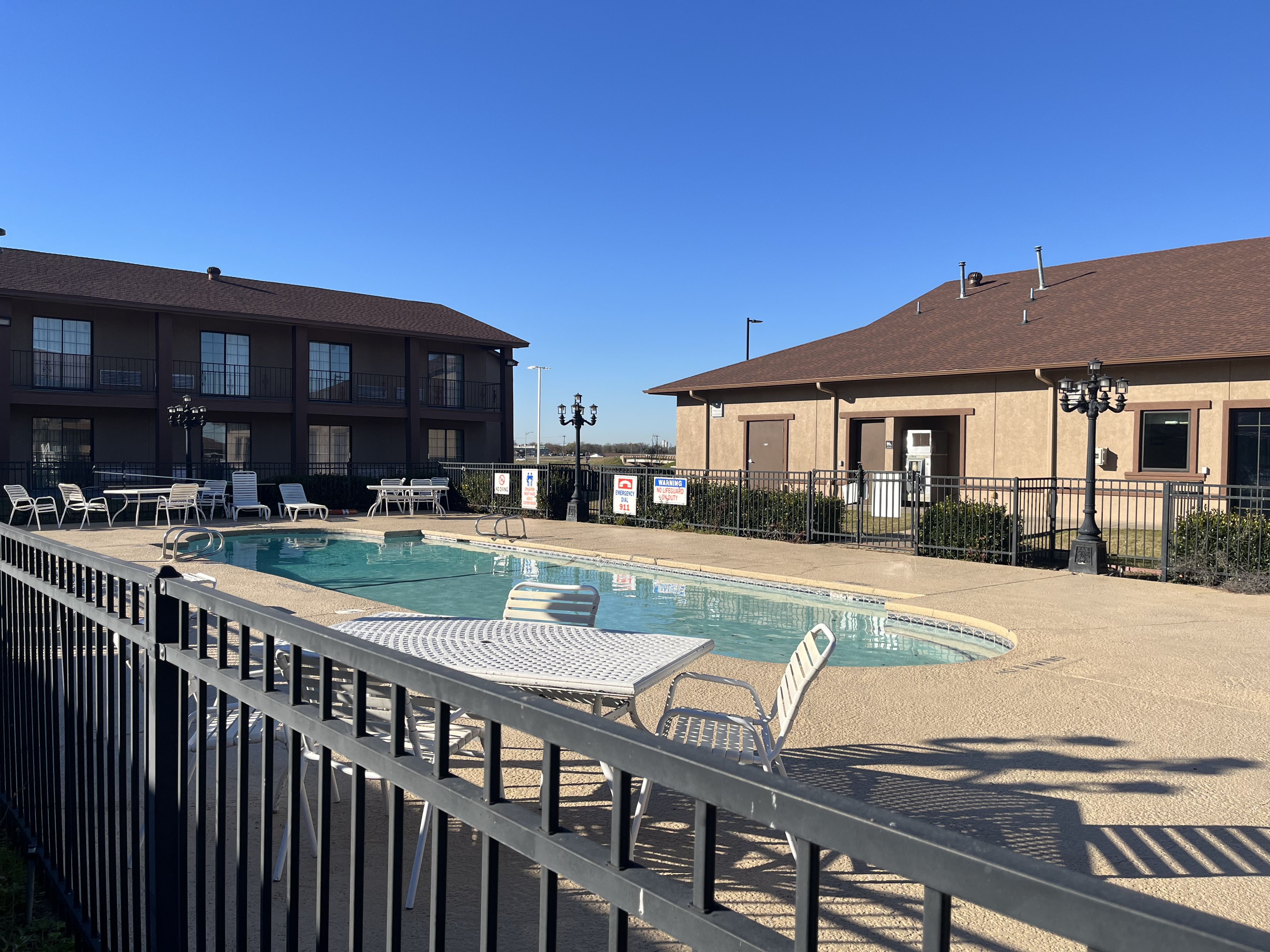 Red Roof Inn & Suites Sulphur Springs 24/26