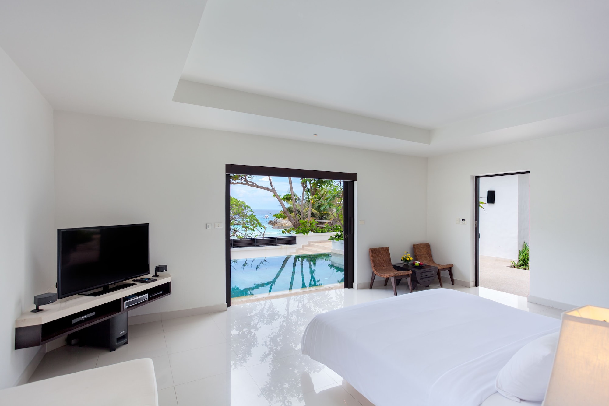 Grand, Pool, Suite, King Bed, Partial Sea View