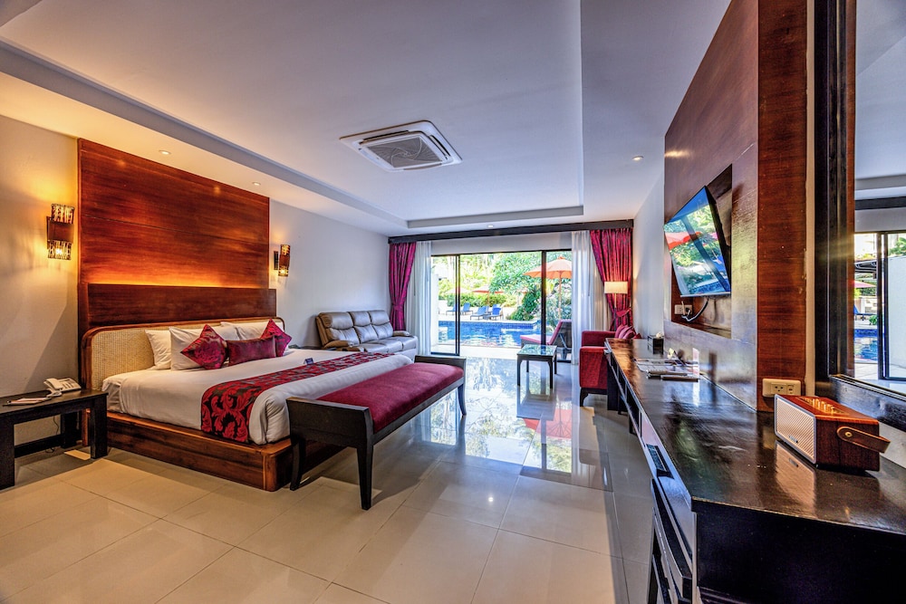 GRAND, DELUXE, POOL ACCESS