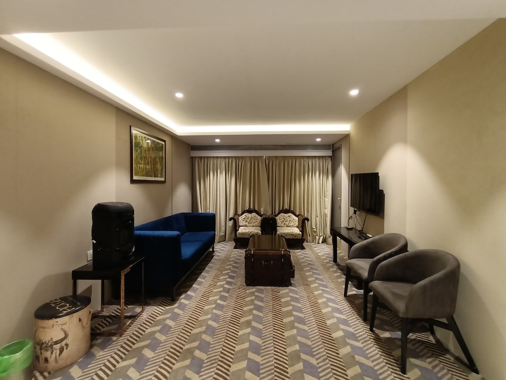 Hotel Highway Inn 16/17