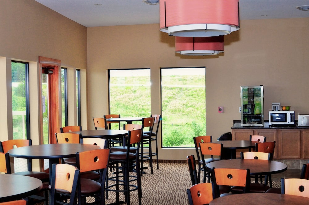 Cobblestone Inn and Suites Newton (ex. Boulders Inn & Suites) 48/55