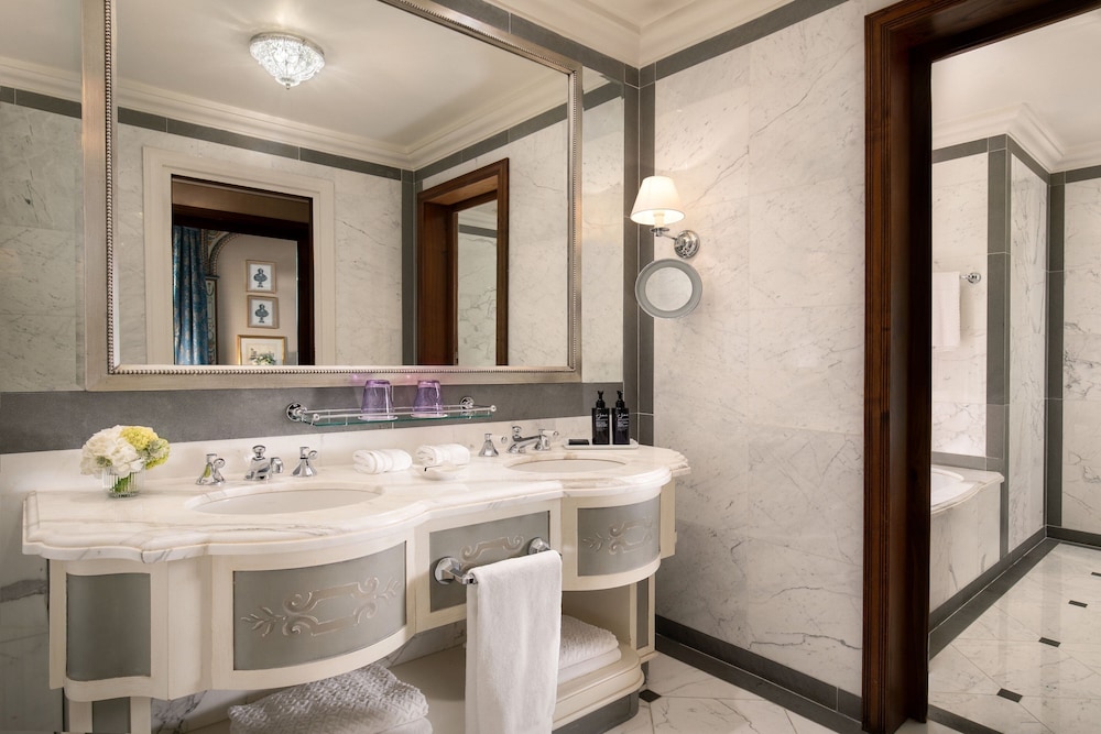 جناح ملكي بسرير كينج بإطلالة على النهر بشرفة، The St Regis Florence 7/7