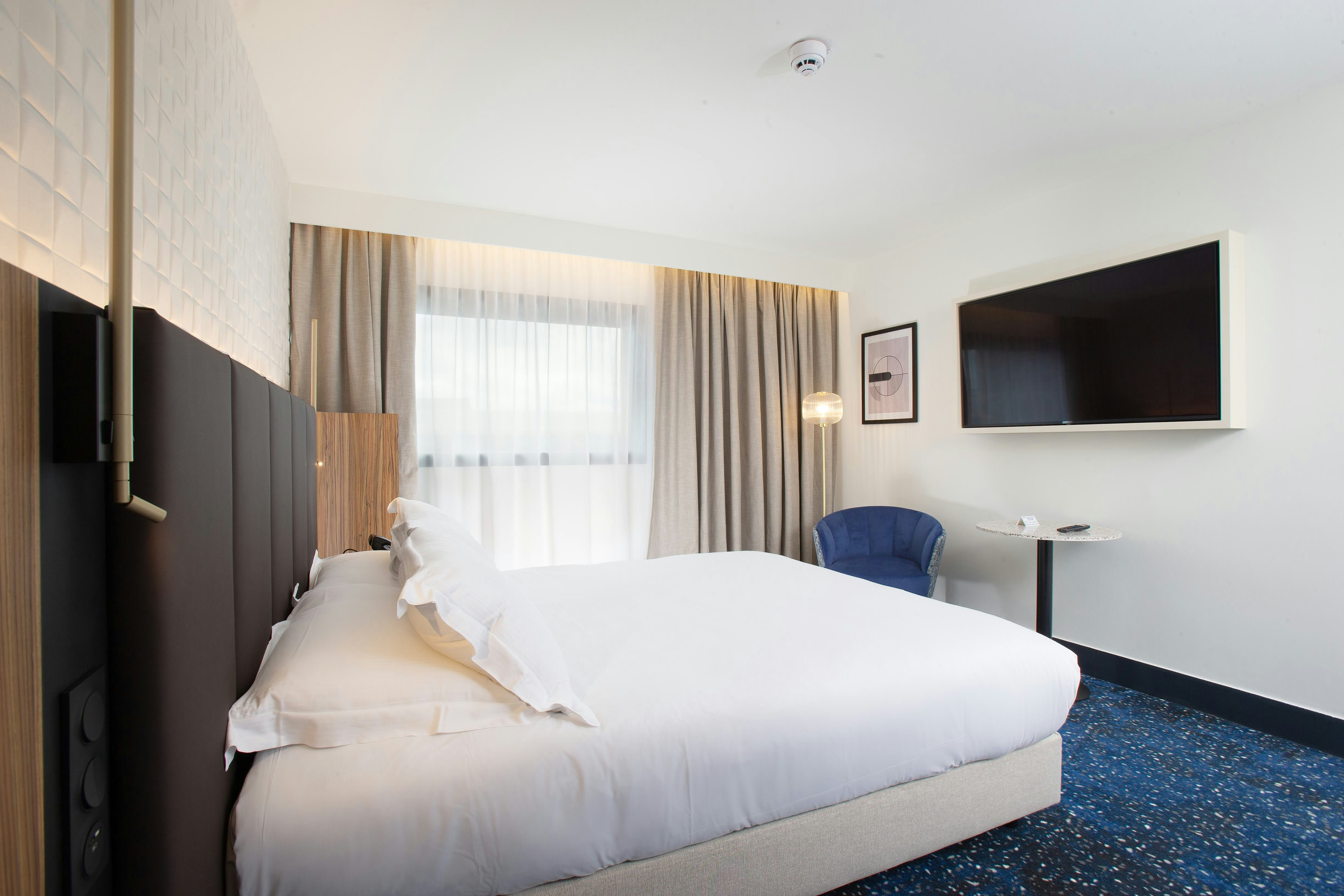 GUEST ROOM, KING BED, ACCESSIBLE