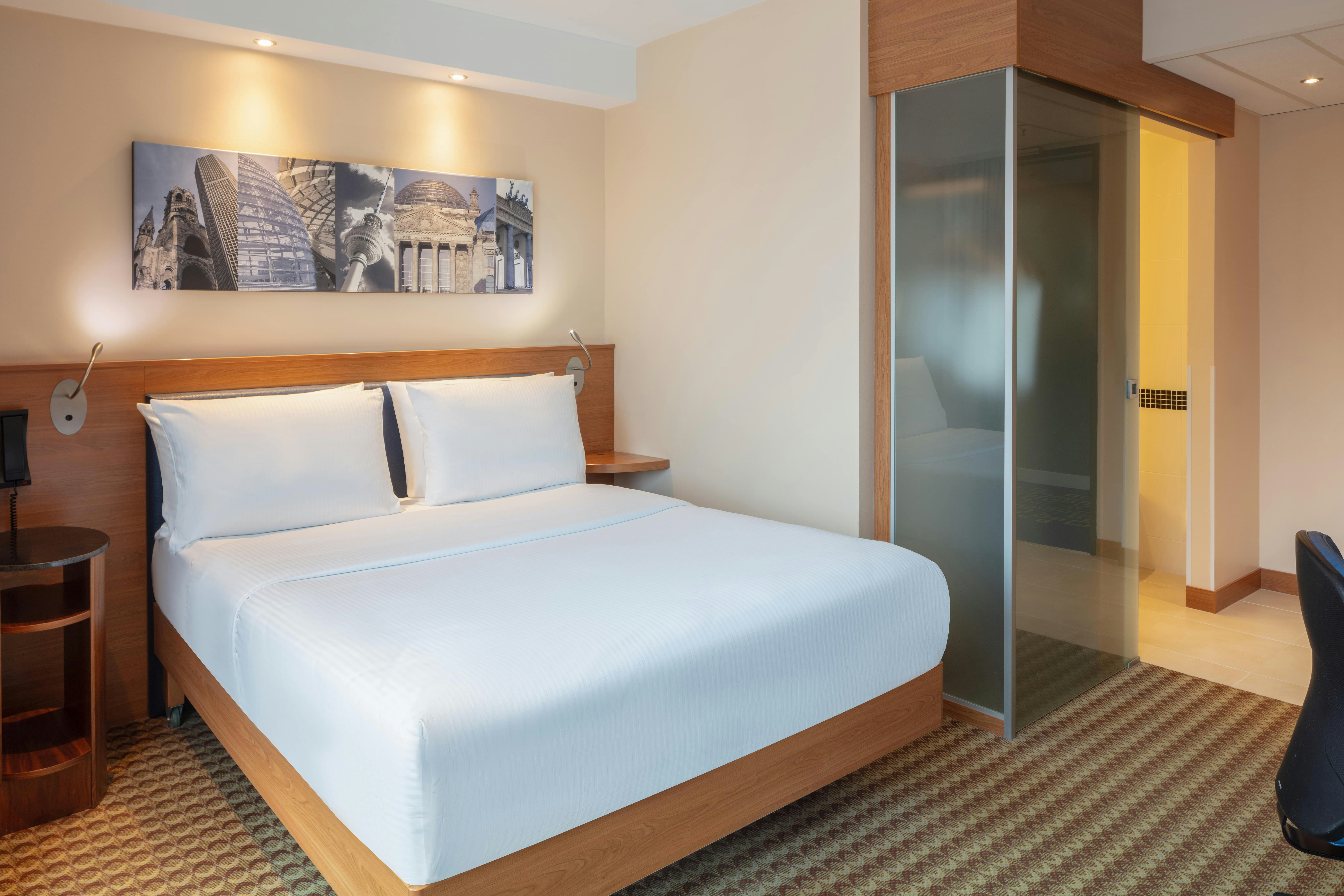 ROOM, QUEEN BED, BALCONY