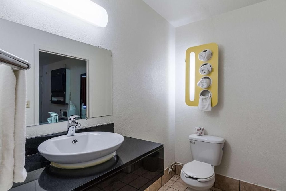 Motel6 Oshkosh, WI 63/67
