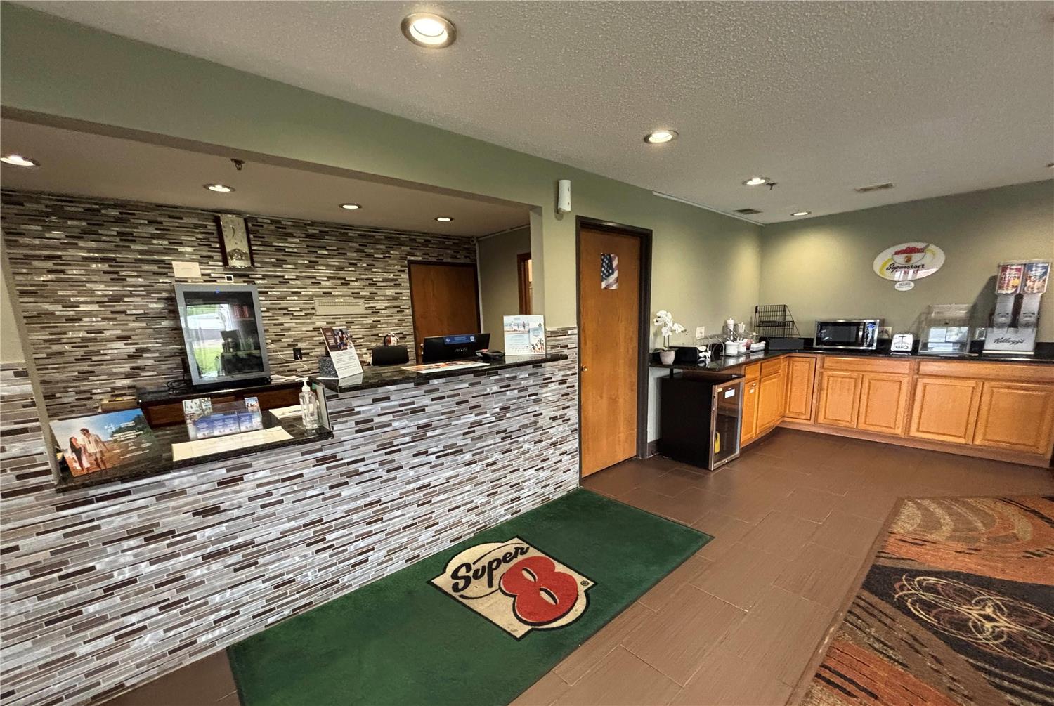 Super 8 by Wyndham Paris IL 4/17