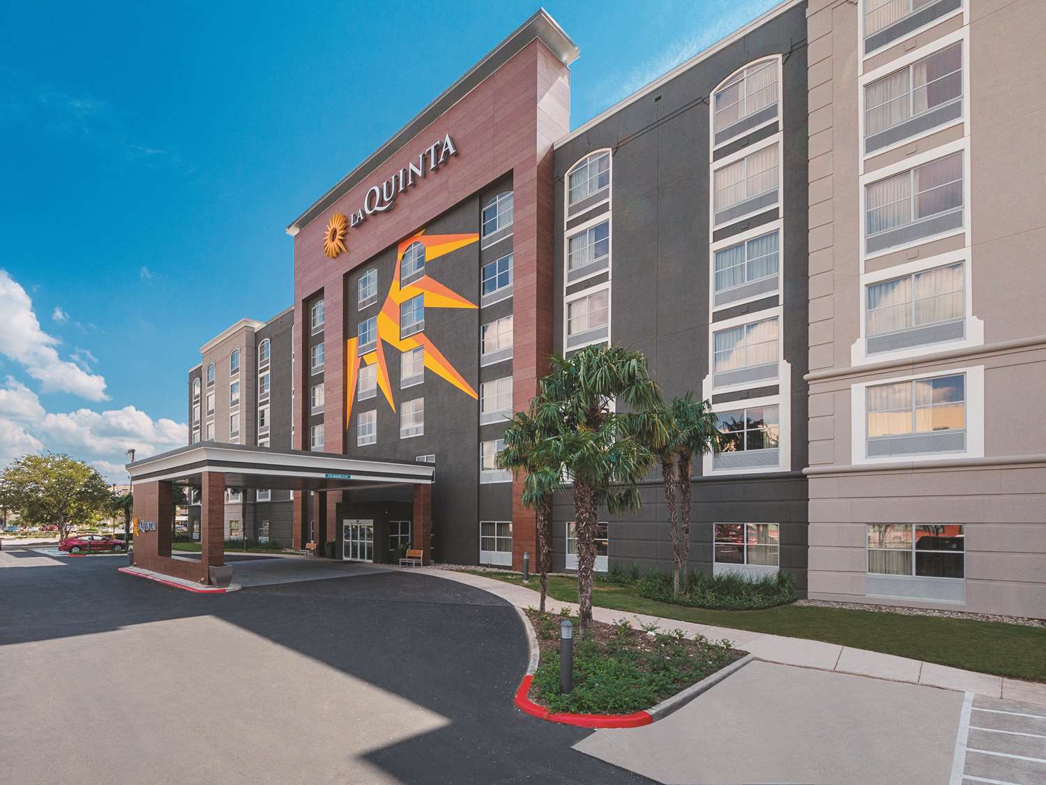 La Quinta Inn & Suites by Wyndham San Antonio Downtown 20/25