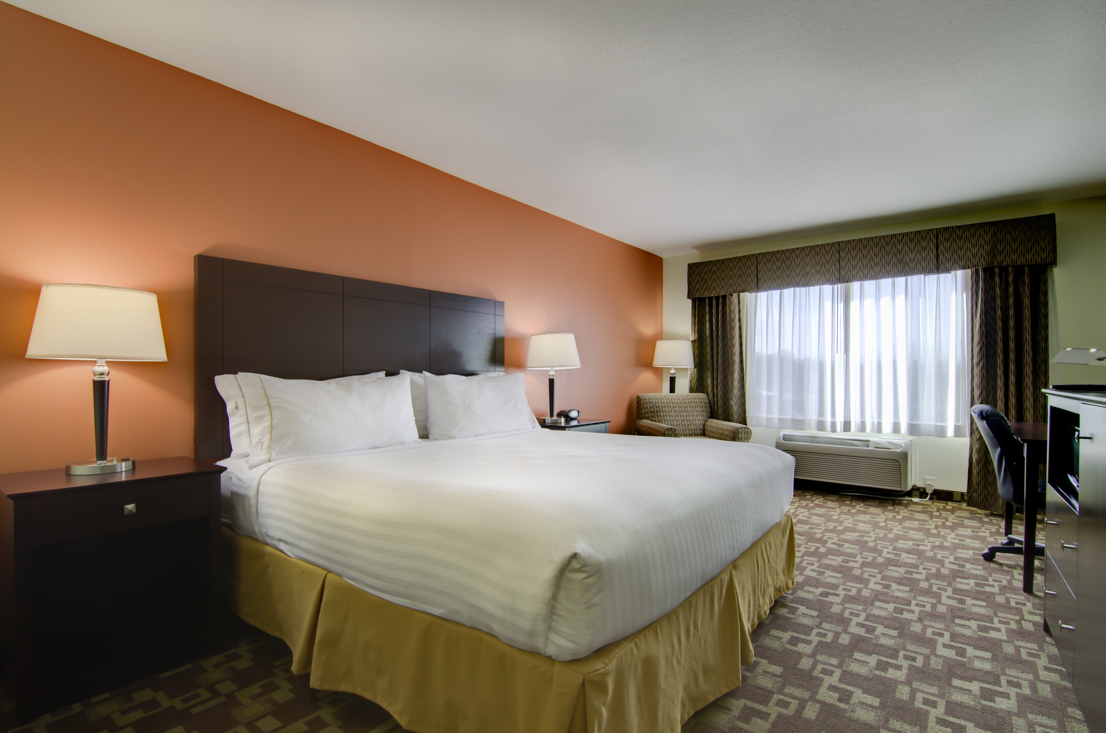 Holiday Inn Express Hotel Amp Stes Kansas City Sports Complex 15/55