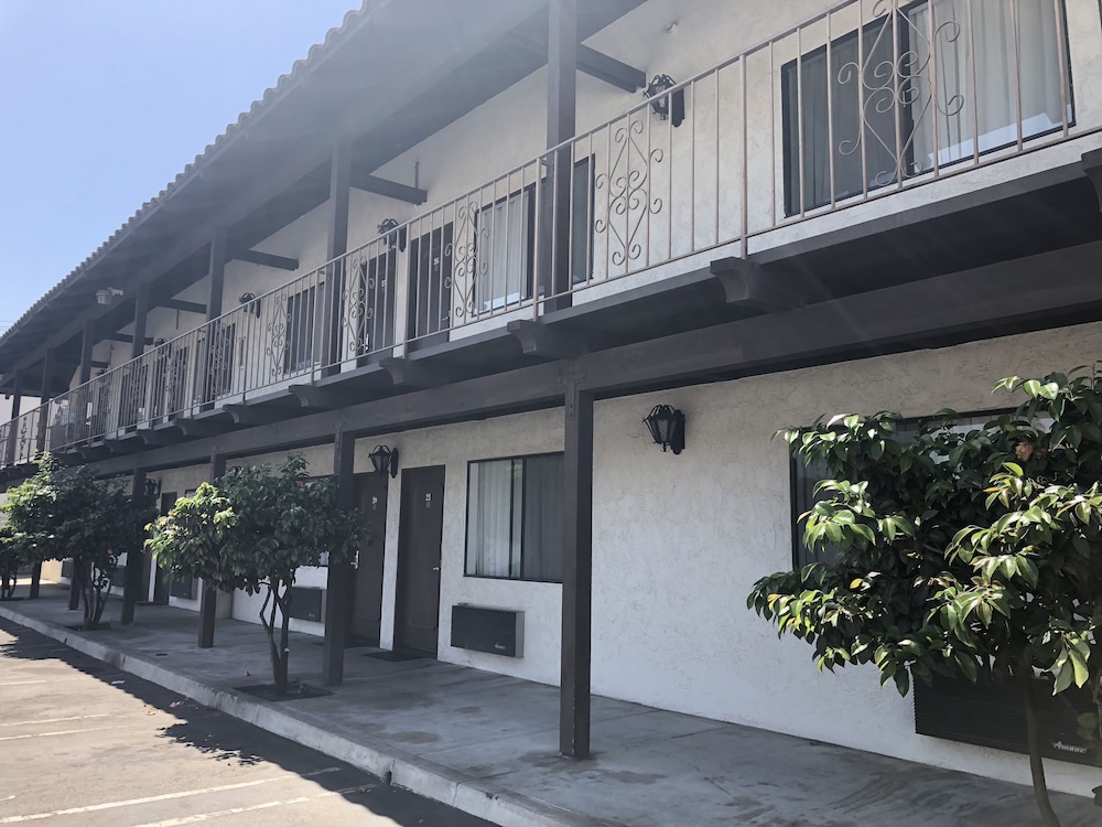 Cozy Inn Costa Mesa 2/21