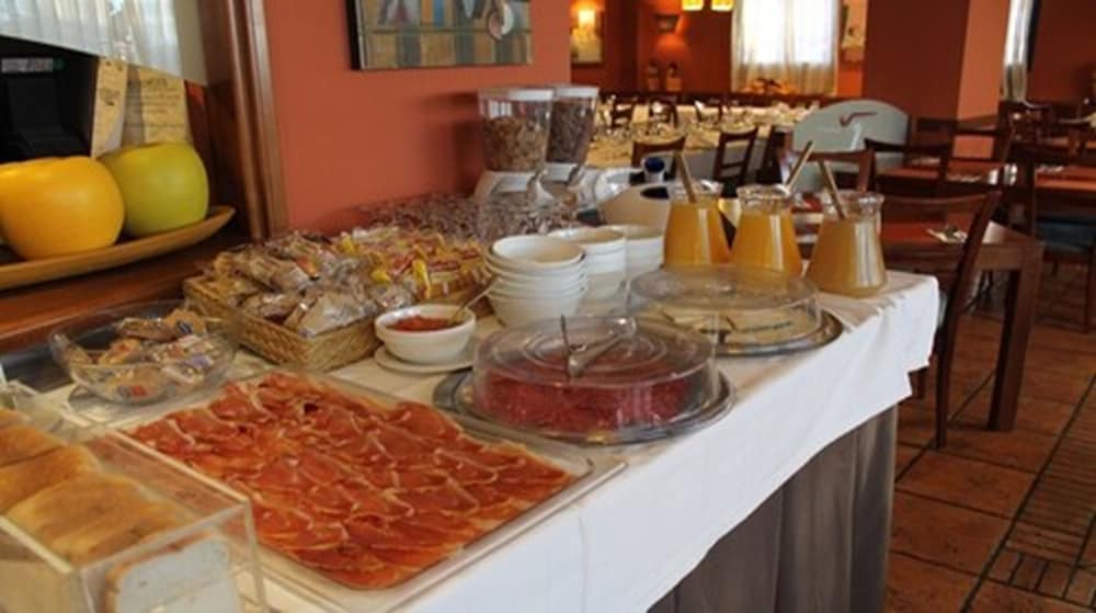 El Tollo Hotel Restaurante 28/40