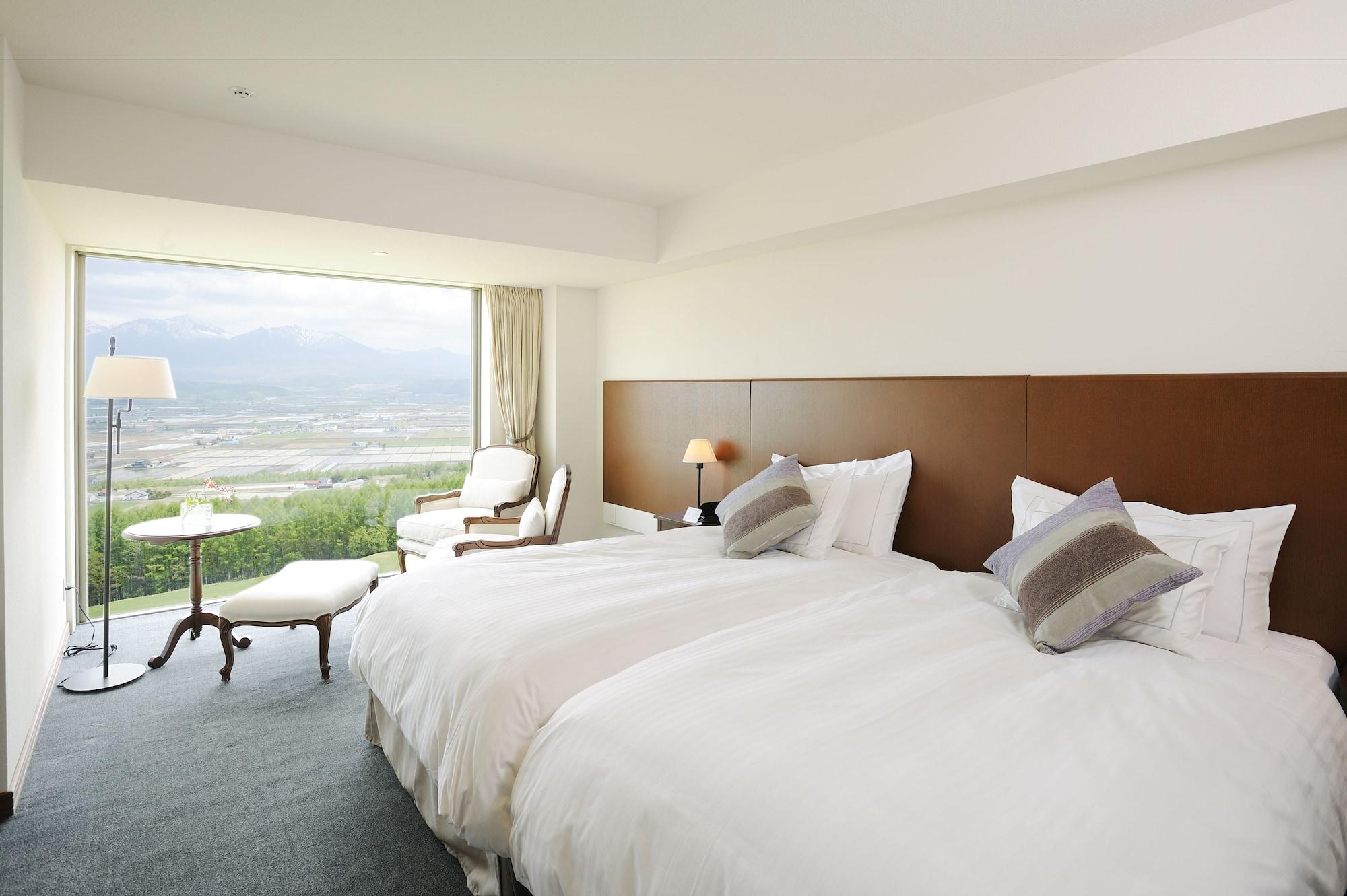 غرفة بسريرين منفصلين بإطلالة على الجبل، Furano Resort Orika 2/4
