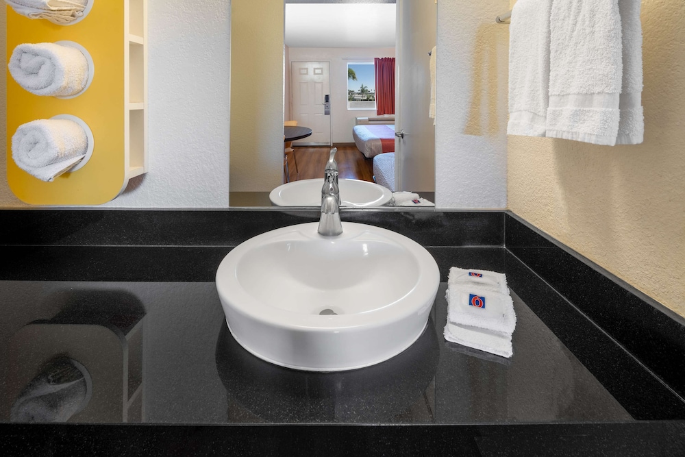 Motel6 Ventura, CA - South 60/61