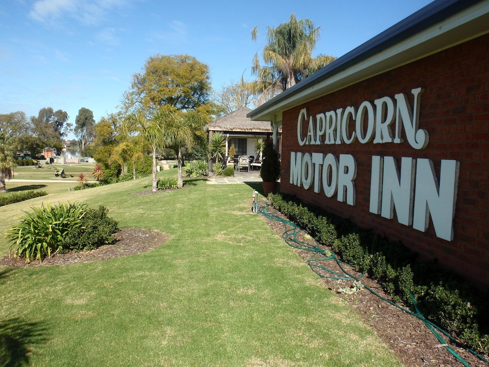 Capricorn Motor Inn 4/55