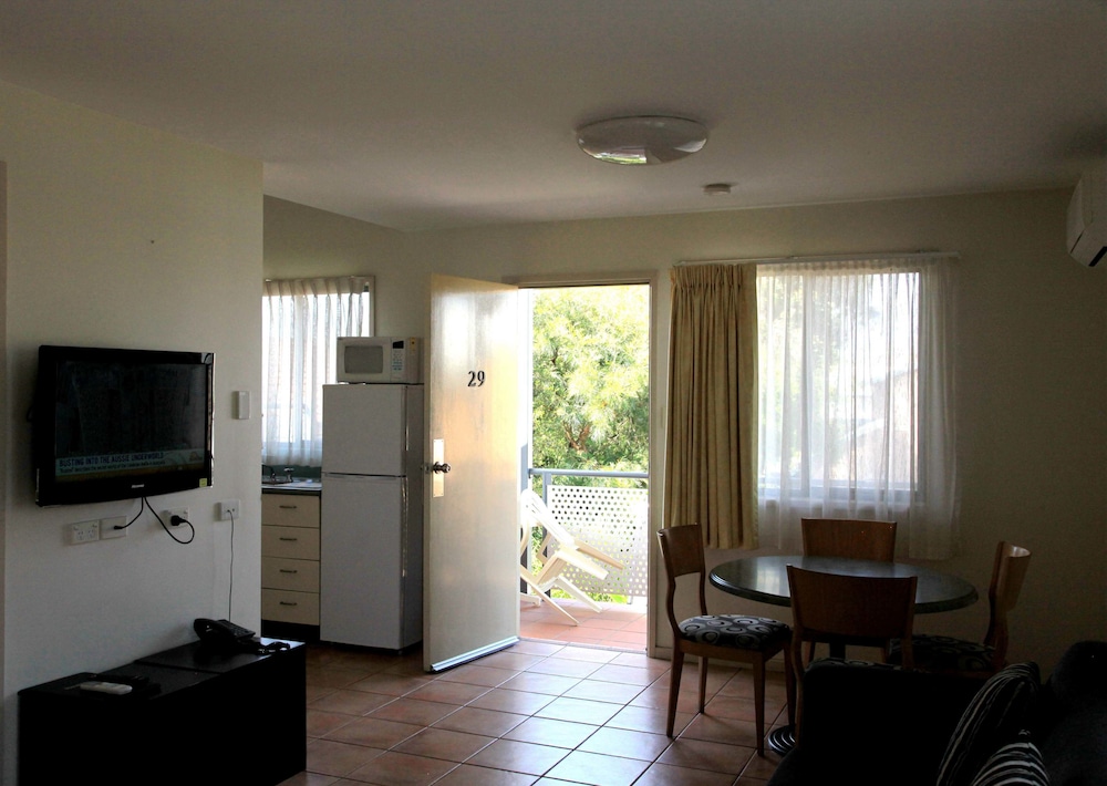 TRAVELLERS MOTOR VILLAGE 34/50