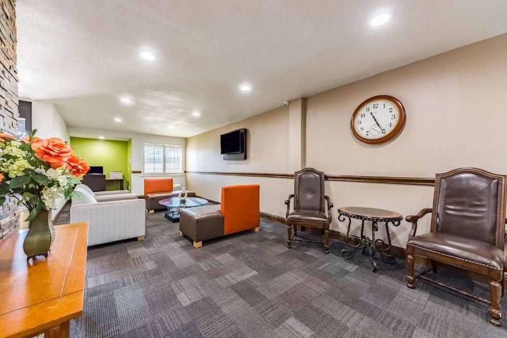 Studio6 Plano, TX 53/74