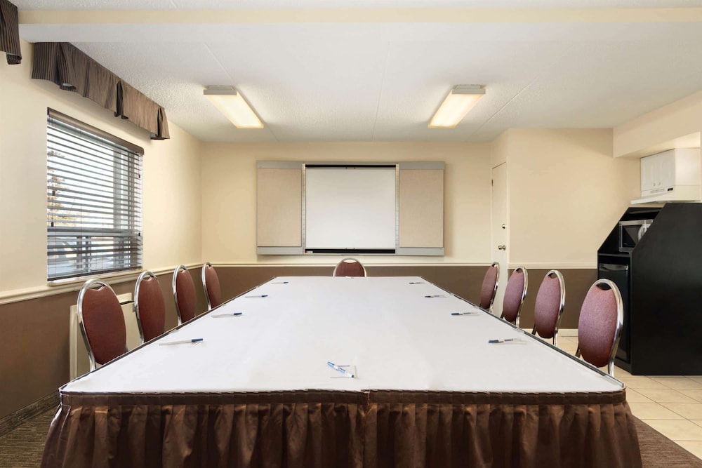 Travelodge by Wyndham Edmonton South 37/40