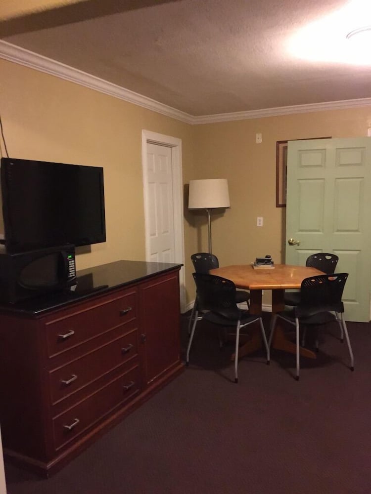 Ranch House Inn and Suites 17/28