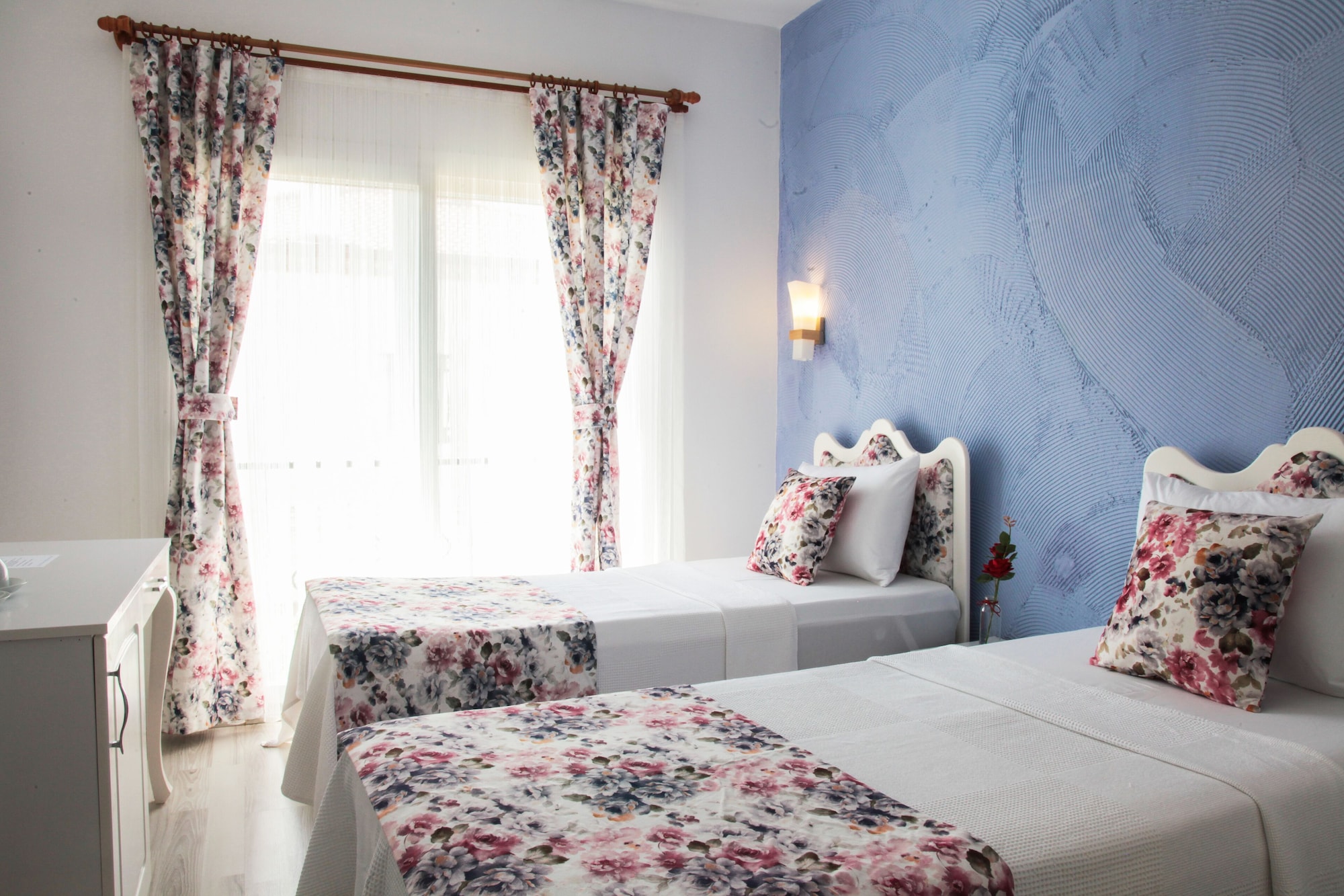 ROOM, TWIN BEDS