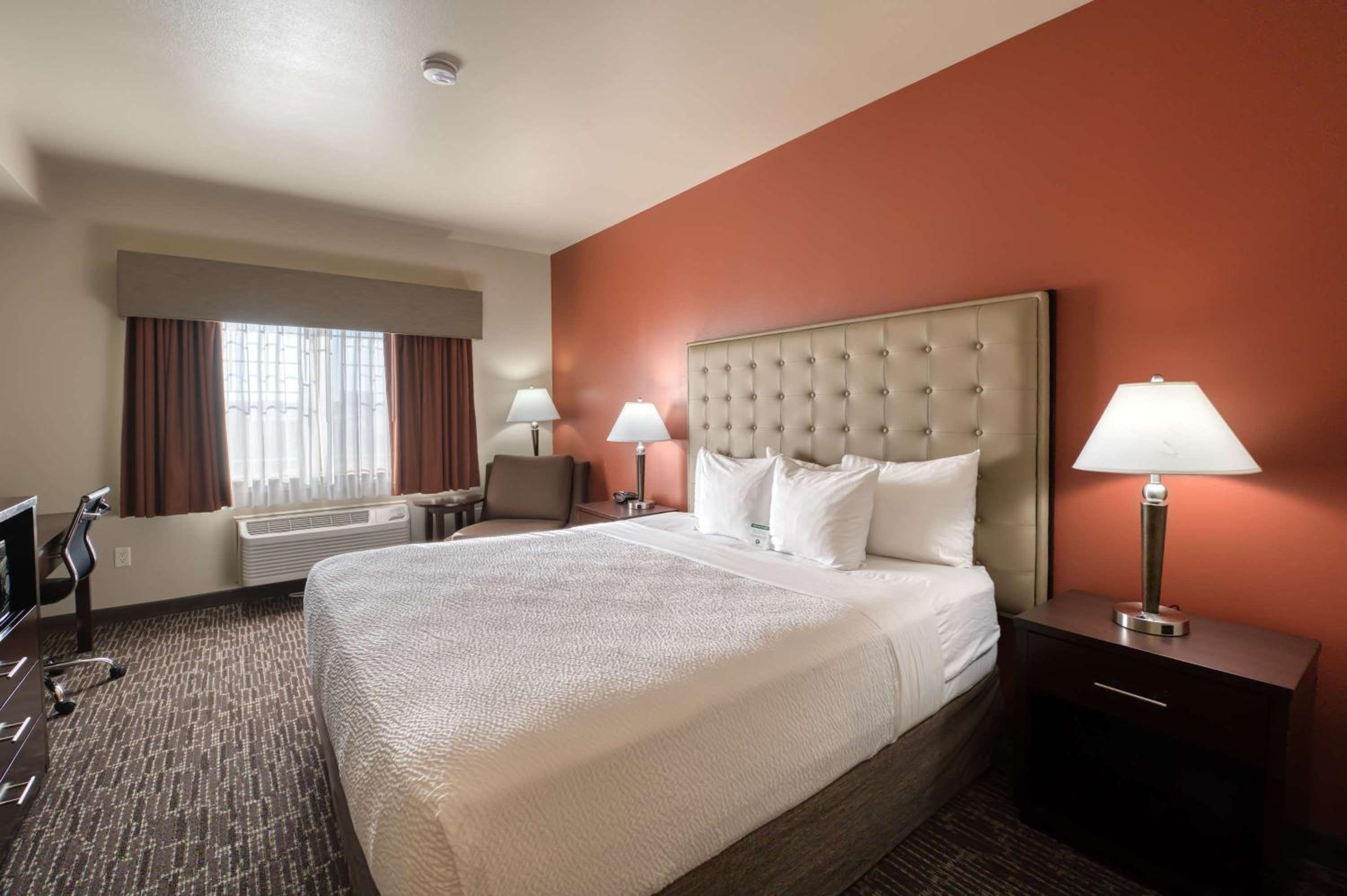 غرفة بسرير كوين بحوض استحمام لذوي الإعاقة، Best Western Northwest Lodge 4/10