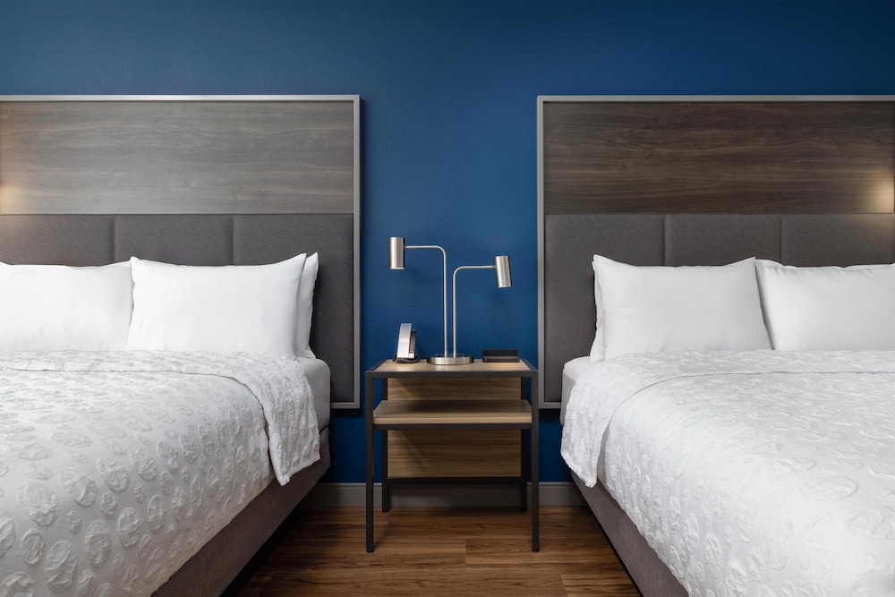 غرفة بسريرين كوين، Tru By Hilton Cleveland, TN 2/3