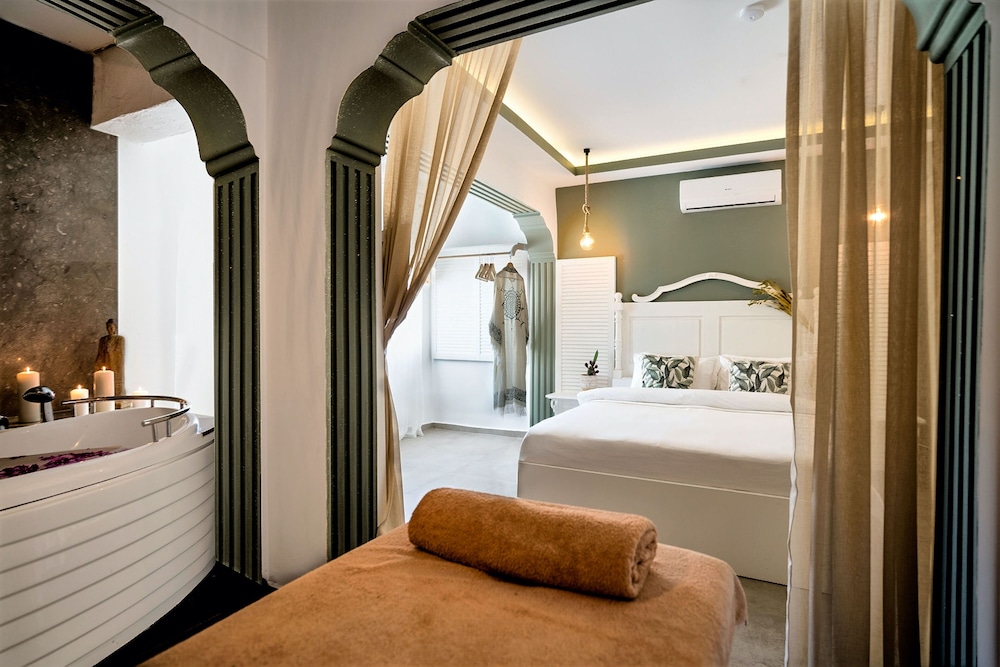 Liman Hotel Gumusluk 18/50
