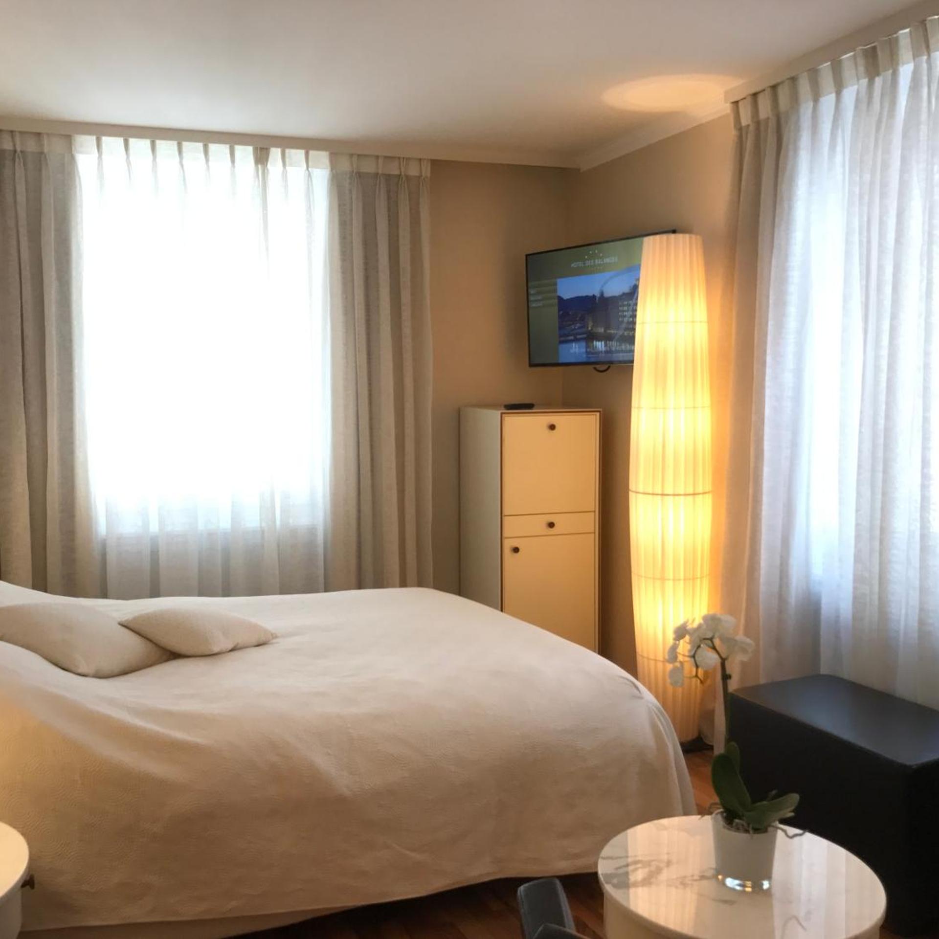 Room, Single, Queen Bed, City View