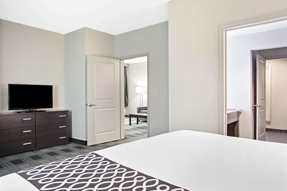 La Quinta Inn Suites By Wyndham Victoria South 16/55