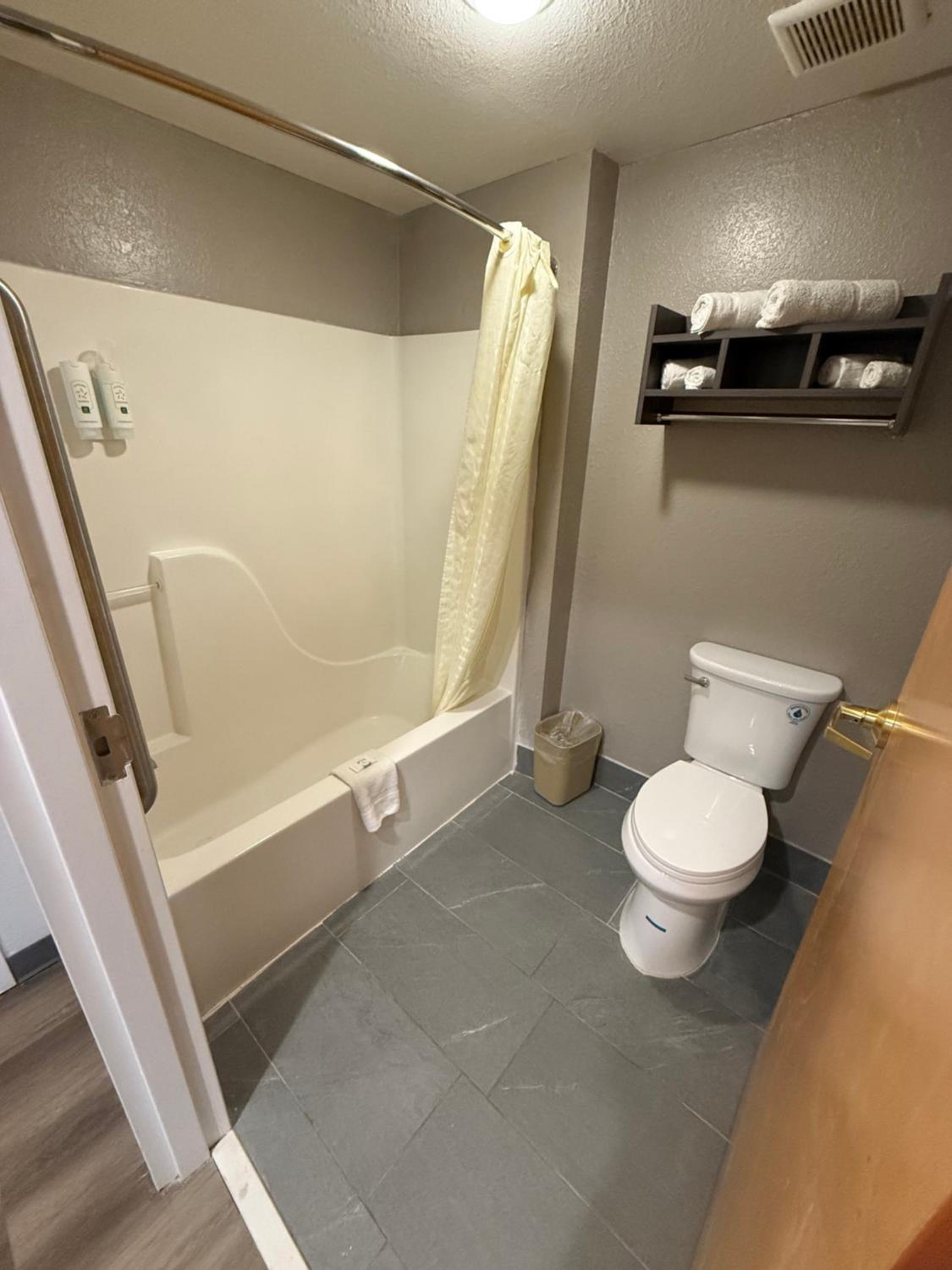 جناح كبير بسرير كينج، Quality Inn & Suites Biloxi - Ocean Springs 7/7