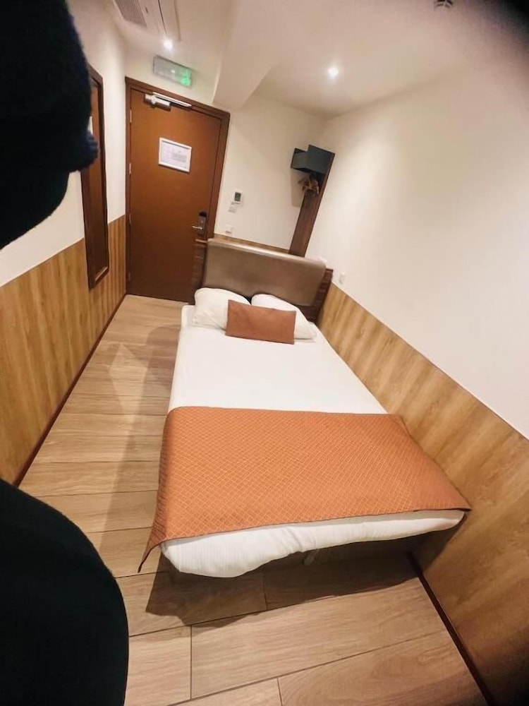 BASEMENT, DOUBLE BED, NO WINDOW