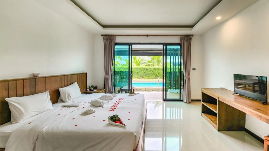 Deluxe, Double or Twin Bed, Pool Access