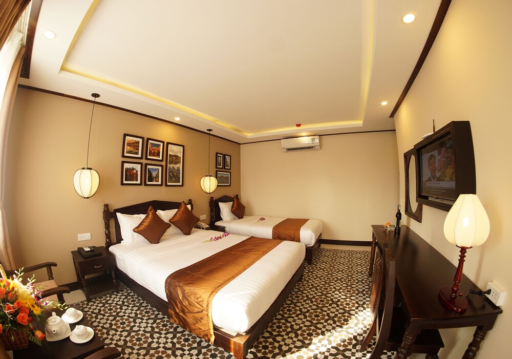 Golden Bell Backpacker Hotel and Pool Bar 43/59