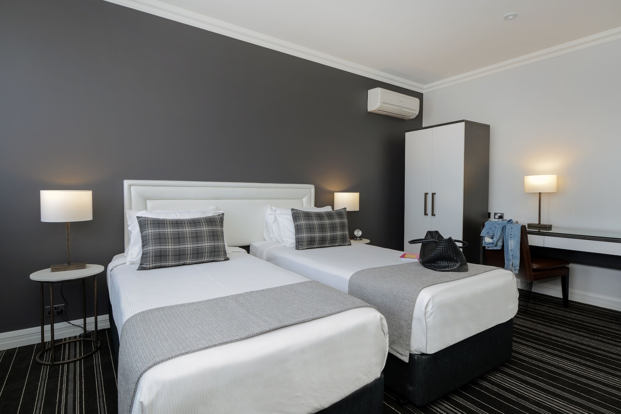 ROOM, TWIN BEDS