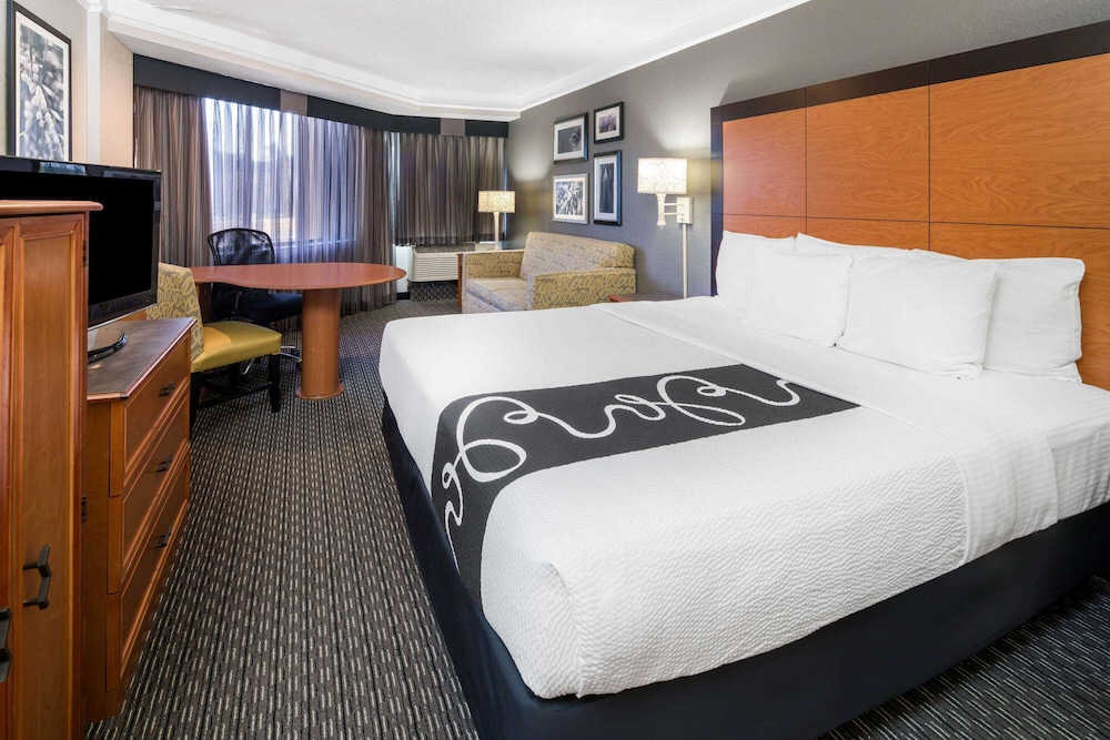 La Quinta Inn & Suites by Wyndham Buena Park 22/44