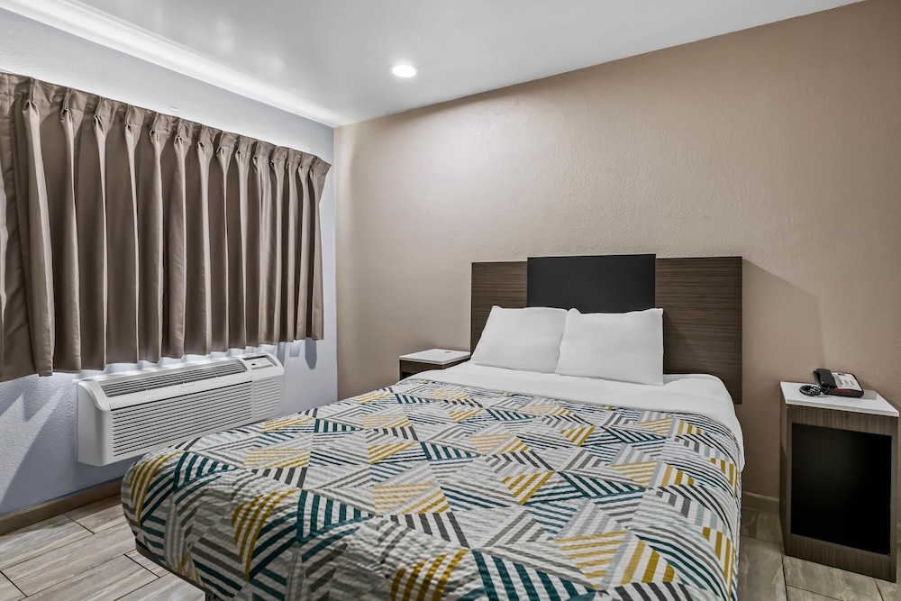 STANDARD, QUEEN BED