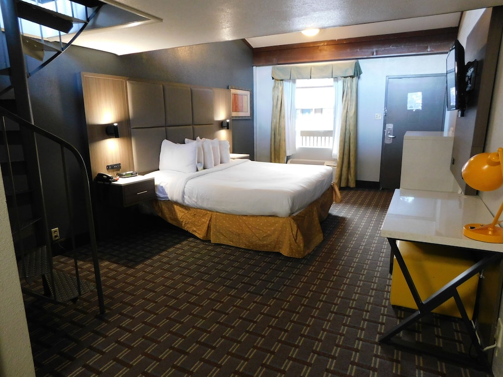 Days Inn & Suites By Wyndham Downtown Gatlinburg Parkway 32/68