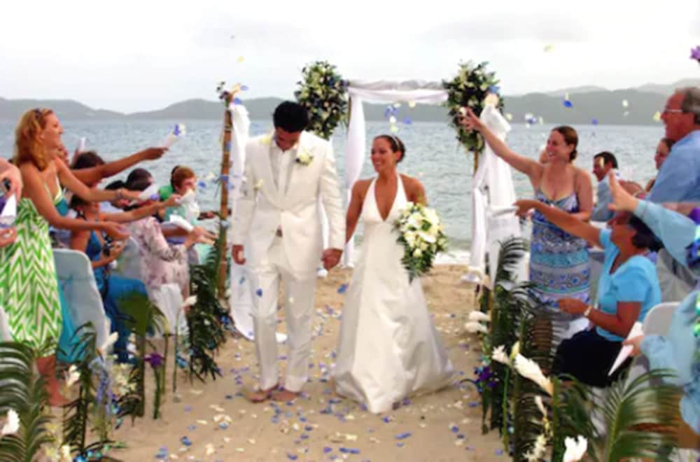 Fort Recovery Beachfront Villa & Suites Hotel 38/49