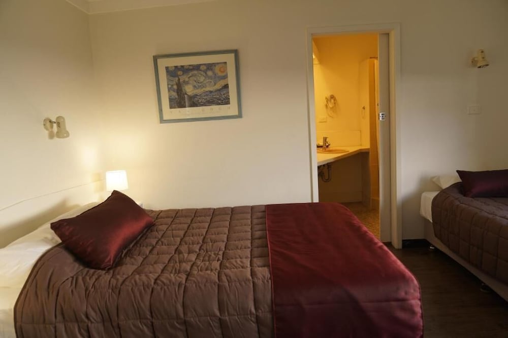 Country Motor Inn 16/36