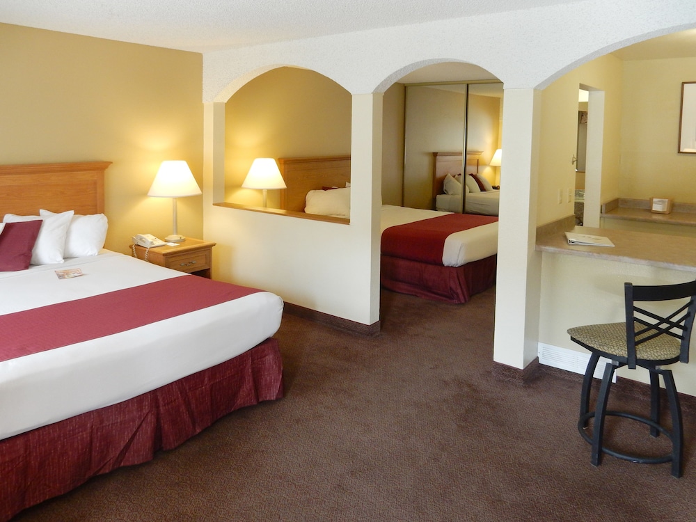 STANDARD, 2 QUEEN BEDS, POOL VIEW